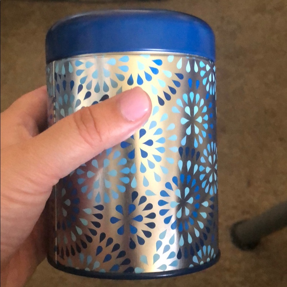 DavisTea collector tin with me to we tea